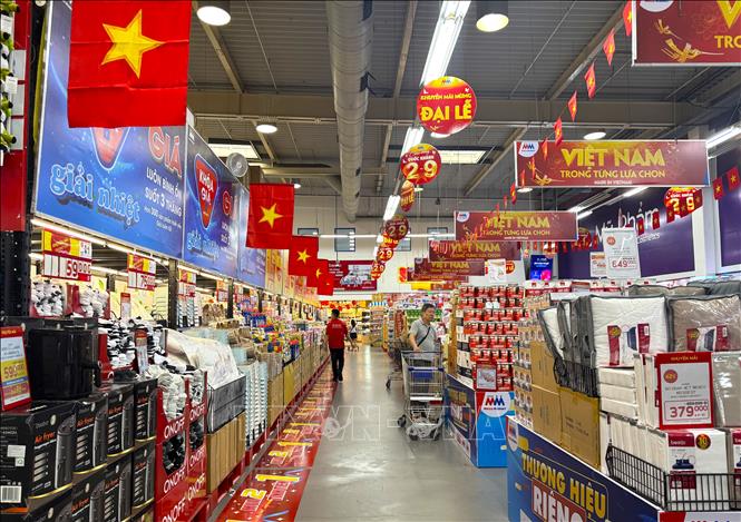 Siêu thị MM Mega Market An Phú, TP Hồ Chí Minh  trang trí rực rỡ dịp lễ Quốc khánh. Ảnh: Hương Giang - TTXVN