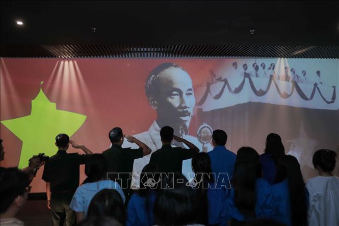 Du khách hòa mình vào không khí hào hùng khi lắng nghe Chủ tịch Hồ Chí Minh đọc Tuyên ngôn Độc lập ngày 2/9. Ảnh: Phan Phương – TTXVN
