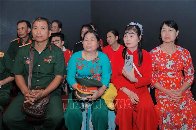 Buổi lễ thu hút đông đảo du khách ở nhiều lứa tuổi tham gia. Đây là hoạt động ý nghĩa, kết nối thế hệ trẻ với truyền thống lịch sử hào hùng của dân tộc. Ảnh: Phan Phương – TTXVN