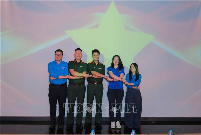Hoạt động thứ hai mang tên “Âm vang ngày độc lập”, du khách có thể trực tiếp tương tác với màn chiếu để kích hoạt ánh sáng, bừng sáng biểu tượng ngôi sao vàng và hòa mình vào khoảnh khắc hào hùng ngày 2/9. Ảnh: Phan Phương – TTXVN