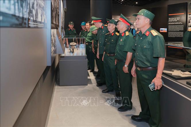 Bên cạnh hoạt động “Mảnh ghép thời gian”, du khách còn có thể tham quan, tìm hiểu và chiêm ngưỡng các hiện vật lịch sử quý báu đang được trưng bày tại bảo tàng. Ảnh: Phan Phương – TTXVN