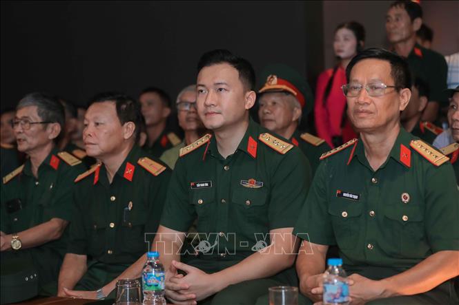 Buổi lễ thu hút đông đảo du khách ở nhiều lứa tuổi tham gia. Đây là hoạt động ý nghĩa, kết nối thế hệ trẻ với truyền thống lịch sử hào hùng của dân tộc. Ảnh: Phan Phương – TTXVN
