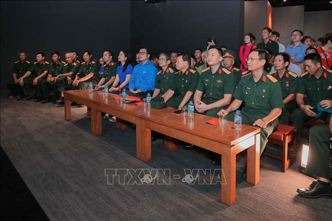 Buổi lễ thu hút đông đảo du khách ở nhiều lứa tuổi tham gia. Đây là hoạt động ý nghĩa, kết nối thế hệ trẻ với truyền thống lịch sử hào hùng của dân tộc. Ảnh: Phan Phương – TTXVN