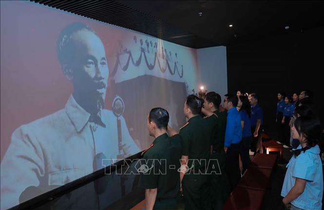 Du khách hòa mình vào khoảnh khắc hào hùng ngày 2/9 tại buổi lễ. Ảnh: Phan Phương – TTXVN