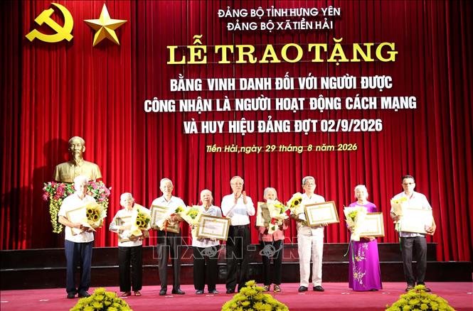 Nguyên Ủy viên Bộ Chính trị, Thường trực Ban Bí thư Trần Quốc Vượng trao Huy hiệu 65 năm, 60 năm tuổi Đảng cho các đảng viên. Ảnh: Thế Duyệt – TTXVN