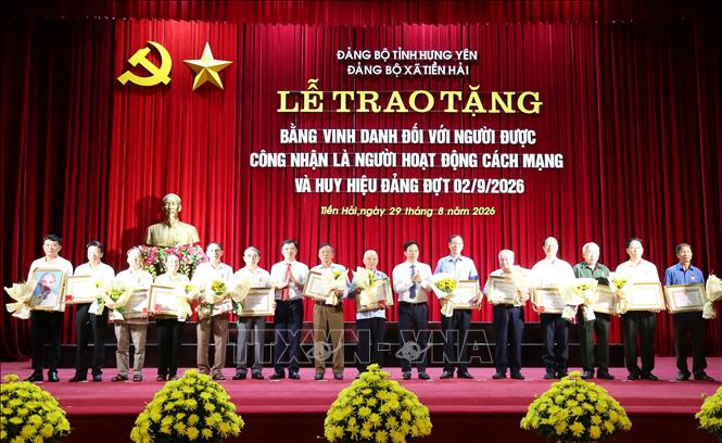 Trao Huy hiệu 30 năm, 45 năm tuổi Đảng cho các đảng viên. Ảnh: Thế Duyệt – TTXVN