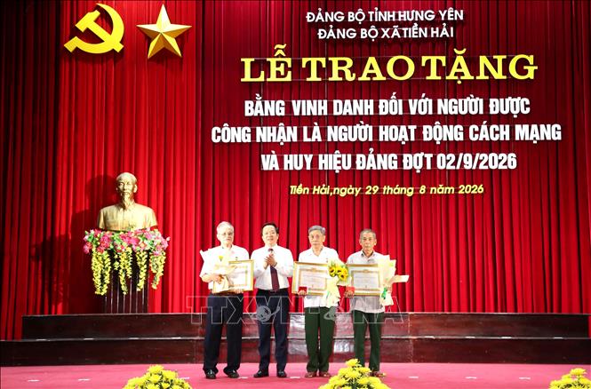 Ủy viên Ban Chấp hành Trung ương Đảng, Bí thư Tỉnh ủy Hưng Yên Phạm Quang Ngọc trao Huy hiệu 55 năm tuổi Đảng cho các đảng viên. Ảnh: Thế Duyệt – TTXVN