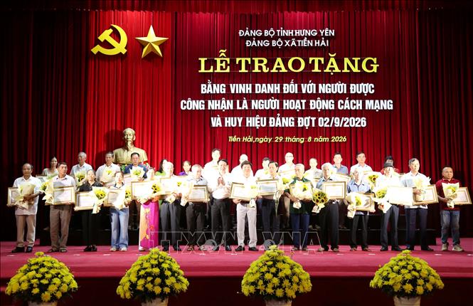 Trao Bằng vinh danh người hoạt động cách mạng trước ngày 1/1/1945 cho thân nhân người có công với cách mạng tại buổi lễ. Ảnh: Thế Duyệt – TTXVN
