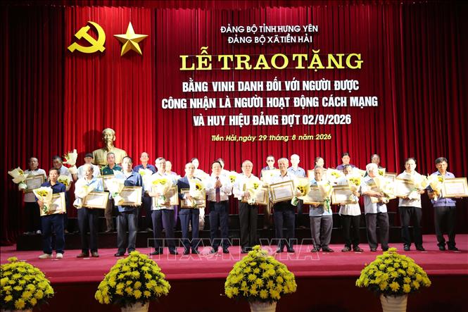 Ủy viên Ban Chấp hành Trung ương Đảng, Bí thư Tỉnh ủy Hưng Yên Phạm Quang Ngọc trao Bằng vinh danh người hoạt động cách mạng trước ngày 1/1/1945 cho thân nhân người có công với cách mạng tại buổi lễ. Ảnh: Thế Duyệt – TTXVN