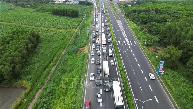 Phương tiện giao thông di tại khu vực trạm dừng nghỉ trên cao tốc TP Hồ Chí Minh - Long Thành - Dầu Giây hướng đi Phan Thiết. Ảnh: Sỹ Tuyên - TTXVN