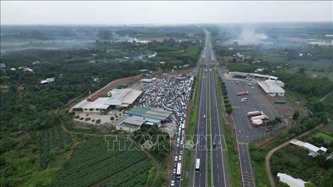 Phương tiện giao thông vào trạm dừng nghỉ cao tốc TP Hồ Chí Minh - Long Thành - Dầu Giây hướng TP Hồ Chí Minh đi Dầu Giây tăng đột biến sáng 29/8 khiến trạm dừng quá tải. Ảnh: Sỹ Tuyên - TTXVN
