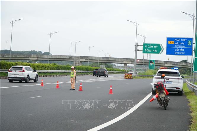 Lực lượng chức năng đặt cảnh báo giao thông hướng dẫn luồng di chuyển phương tiện trên cao tốc TP Hồ Chí Minh - Long Thành - Dầu Giây hướng đi Phan Thiết. Ảnh: Sỹ Tuyên - TTXVN