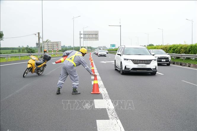 Lực lượng chức năng đặt cảnh báo giao thông hướng dẫn luồng di chuyển phương tiện trên cao tốc TP Hồ Chí Minh - Long Thành - Dầu Giây hướng đi Phan Thiết. Ảnh: Sỹ Tuyên - TTXVN