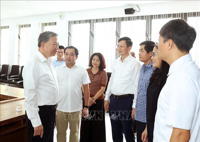 Tổng Bí thư, Chủ tịch nước Tô Lâm trao đổi, chỉ đạo các đồng chí lãnh đạo thành phố, phường và thầy cô giáo tại Trường THPT Hoàng Quán Chi, phường Yên Hoà. Ảnh: Thống Nhất – TTXVN