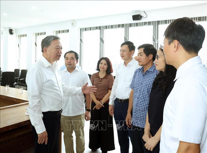 Tổng Bí thư, Chủ tịch nước Tô Lâm trao đổi, chỉ đạo các đồng chí lãnh đạo thành phố Hà Nội, Sở Giáo dục và Đào tạo, phường Yên Hòa và thầy cô giáo Trường THPT Hoàng Quán Chi. Ảnh: Thống Nhất – TTXVN