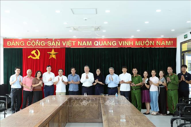 Tổng Bí thư, Chủ tịch nước Tô Lâm cùng lãnh đạo thành phố Hà Nội, Sở Giáo dục và Đào tạo, phường Yên Hòa và thầy cô giáo Trường THPT Hoàng Quán Chi. Ảnh: Thống Nhất – TTXVN