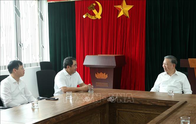 Tổng Bí thư, Chủ tịch nước Tô Lâm trao đổi, chỉ đạo công việc với Bí thư Thành ủy Hà Nội Trần Đức Thắng và Giám đốc Sở Giáo dục và Đào tạo Hà Nội Nguyễn Văn Hiền, tại Trường THPT Hoàng Quán Chi, phường Yên Hoà. Ảnh: Thống Nhất – TTXVN