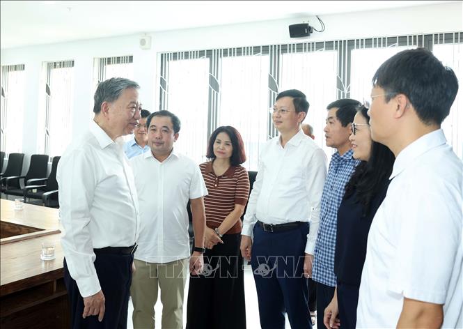 Tổng Bí thư, Chủ tịch nước Tô Lâm trao đổi, chỉ đạo các đồng chí lãnh đạo thành phố Hà Nội, Sở Giáo dục và Đào tạo, phường Yên Hòa và thầy cô giáo Trường THPT Hoàng Quán Chi. Ảnh: Thống Nhất – TTXVN