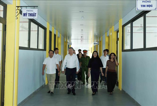 Tổng Bí thư, Chủ tịch nước Tô Lâm kiểm tra cơ sở vật chất chuẩn bị cho năm học mới tại Trường THPT Hoàng Quán Chi, phường Yên Hoà. Ảnh: Thống Nhất – TTXVN