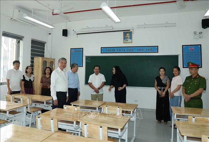 Tổng Bí thư, Chủ tịch nước Tô Lâm kiểm tra cơ sở vật chất chuẩn bị cho năm học mới tại Trường THPT Hoàng Quán Chi, phường Yên Hoà. Ảnh: Thống Nhất – TTXVN