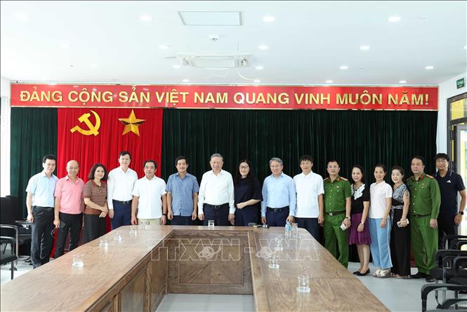 Tổng Bí thư, Chủ tịch nước Tô Lâm cùng lãnh đạo thành phố Hà Nội, Sở Giáo dục và Đào tạo, phường Yên Hòa và thầy cô giáo Trường THPT Hoàng Quán Chi. Ảnh: Thống Nhất – TTXVN