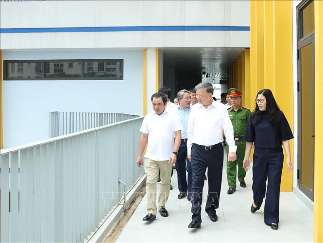 Tổng Bí thư, Chủ tịch nước Tô Lâm kiểm tra cơ sở vật chất chuẩn bị cho năm học mới tại Trường THPT Hoàng Quán Chi, phường Yên Hoà. Ảnh: Thống Nhất – TTXVN