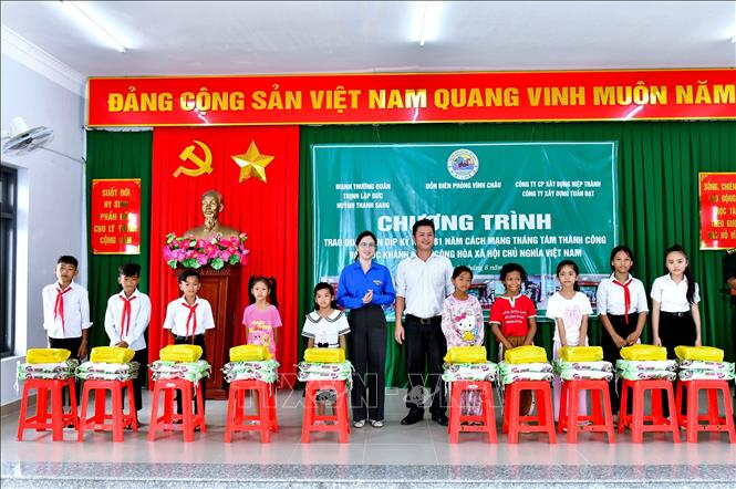 Các đơn vị đồng hành trao quà cho học sinh có hoàn cảnh khó khăn. Ảnh: Trung Kiên - TTXVN