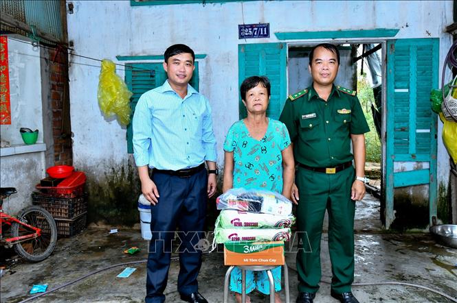 Đại diện Đồn Biên phòng Vĩnh Châu và các đơn vị đến tận nhà trao quà cho các hộ gia đình có hoàn cảnh khó khăn. Ảnh: Trung Kiên - TTXVN