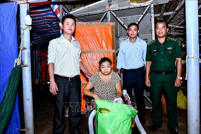 Ban tổ chức đến tận nhà trao quà cho các hộ gia đình có hoàn cảnh khó khăn vùng sâu, vùng xa. Ảnh: Trung Kiên - TTXVN