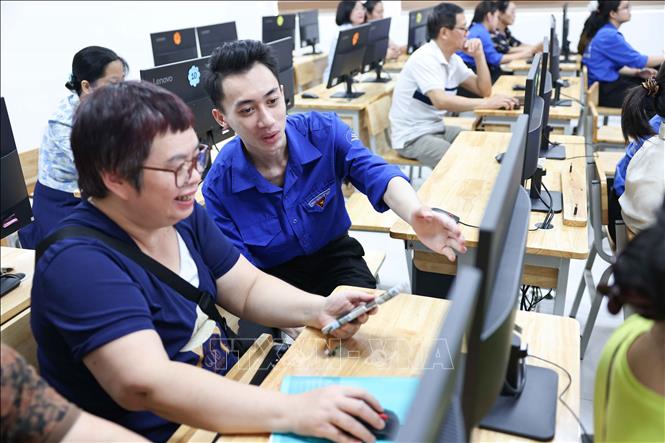 Thông qua các chuyên đề tập huấn cho người dân về kỹ năng số đã góp phần nâng cao nhận thức cộng đồng về an toàn thông tin và thúc đẩy quá trình chuyển đổi số tại cơ sở. Ảnh: Thanh Tùng - TTXVN 