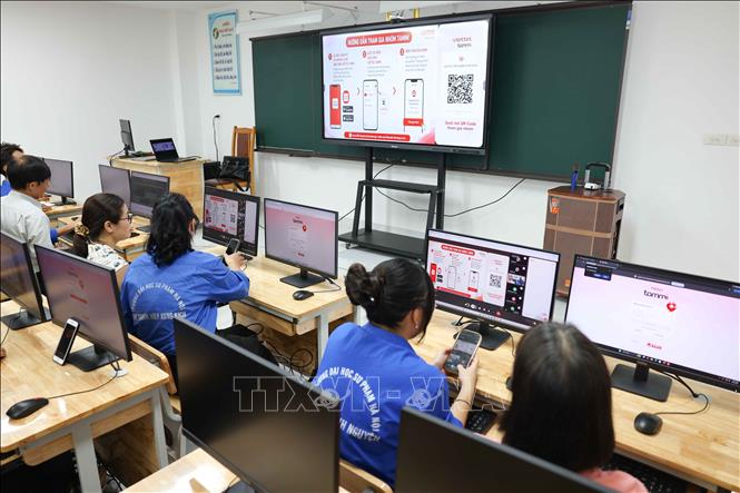 Các chuyên đề tập huấn cho người dân được xây dựng phù hợp với nhu cầu thực tiễn như sử dụng Internet an toàn, bảo vệ thông tin cá nhân, nhận diện tin giả và lừa đảo trực tuyến, ứng xử văn minh trên không gian mạng và xây dựng công dân số có trách nhiệm. Ảnh: Thanh Tùng - TTXVN