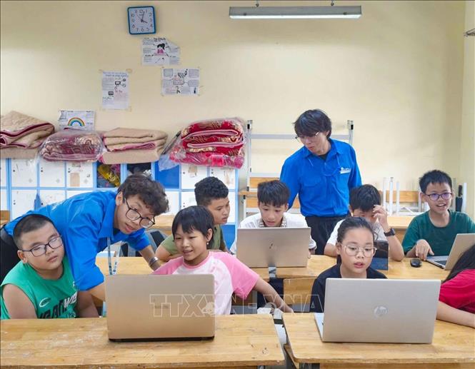 Đội Bình dân học vụ số đã tổ chức Trại hè Công nghệ cho học sinh với nhiều chuyên đề hấp dẫn như công cụ hỗ trợ học tập, trí tuệ nhân tạo, sáng tạo nội dung số, an toàn trên không gian mạng và tư duy lập trình. Ảnh: TTXVN phát