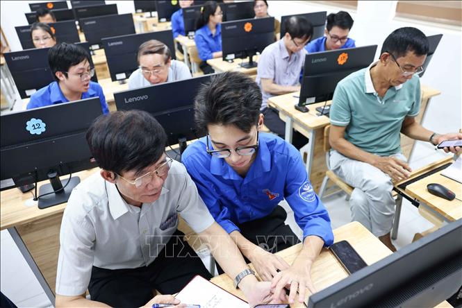 Đội Bình dân học vụ số - Đoàn Thanh niên Trường Đại học Sư phạm Hà Nội luôn phát huy vai trò xung kích, tình nguyện của tuổi trẻ trong tham gia chuyển đổi số cộng đồng và đồng hành cùng địa phương xây dựng chính quyền số, Ảnh: Thanh Tùng - TTXVN