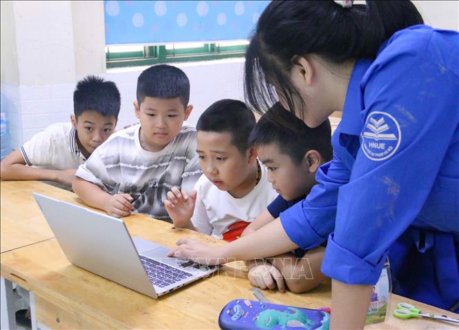 Thông qua các hoạt động trải nghiệm, thực hành và dự án nhóm, học sinh được tiếp cận kiến thức công nghệ theo cách gần gũi, sinh động, từ đó khơi dậy niềm yêu thích khoa học công nghệ và định hướng nghề nghiệp trong tương lai. Ảnh: TTXVN phát