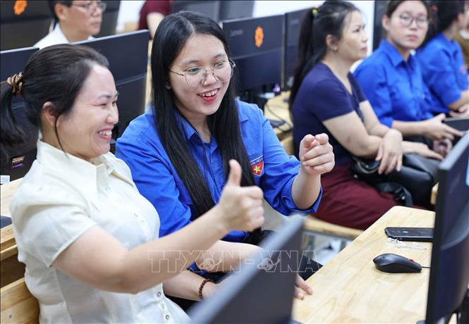 Đội Bình dân học vụ số - Đoàn Thanh niên Trường Đại học Sư phạm Hà Nội với nhiều hoạt động thiết thực đã góp phần thu hẹp khoảng cách số, lan tỏa tri thức công nghệ đến cộng đồng. Ảnh: Thanh Tùng - TTXVN