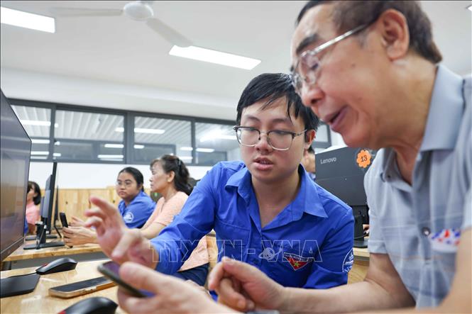 Đội Bình dân học vụ số - Đoàn Thanh niên Trường Đại học Sư phạm Hà Nội với nhiều hoạt động thiết thực đã góp phần thu hẹp khoảng cách số, lan tỏa tri thức công nghệ đến cộng đồng. Ảnh: Thanh Tùng - TTXVN