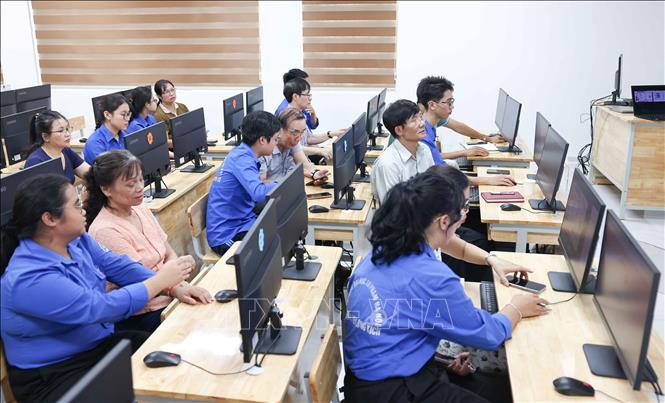 Đội Bình dân học vụ số - Đoàn Thanh niên Trường Đại học Sư phạm Hà Nội luôn phát huy vai trò xung kích, tình nguyện của tuổi trẻ trong tham gia chuyển đổi số cộng đồng và đồng hành cùng địa phương xây dựng chính quyền số, Ảnh: Thanh Tùng - TTXVN
