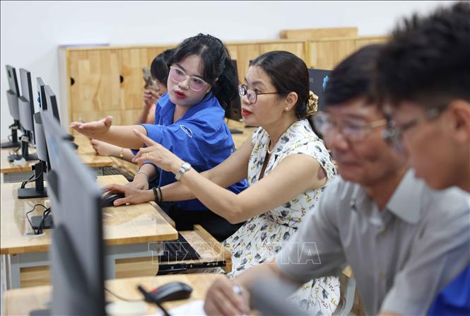 Là sinh viên sư phạm - những nhà giáo tương lai, mỗi thành viên của đội đều ý thức rõ vai trò của mình trong việc phổ cập tri thức, nâng cao dân trí số và xây dựng xã hội học tập trong thời đại công nghệ. Ảnh: Thanh Tùng - TTXVN 
