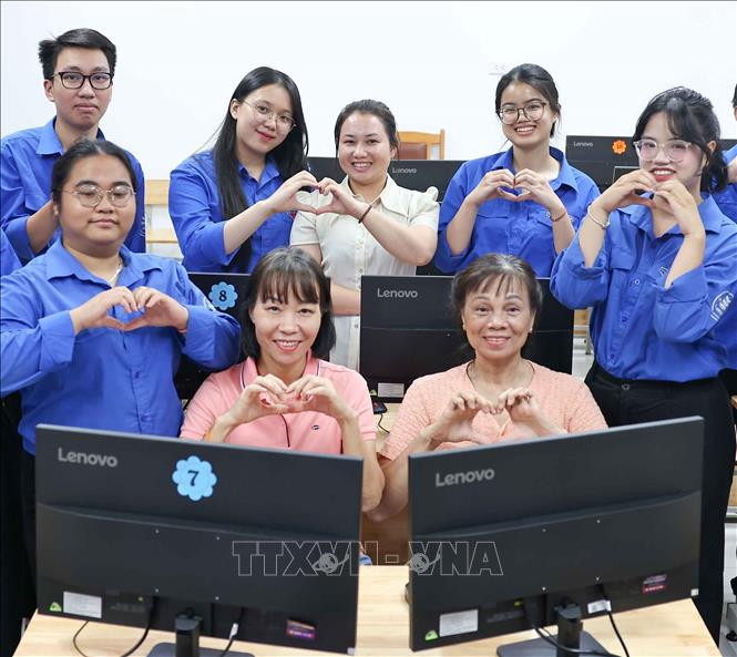 Đội Bình dân học vụ số kỳ vọng sẽ trở thành cầu nối giữa công nghệ và cộng đồng, giữa chuyển đổi số và giáo dục, góp phần xây dựng một xã hội học tập số, nơi mọi người đều có cơ hội tiếp cận, làm chủ và phát huy sức mạnh của công nghệ trong cuộc sống. Ảnh: Thanh Tùng - TTXVN