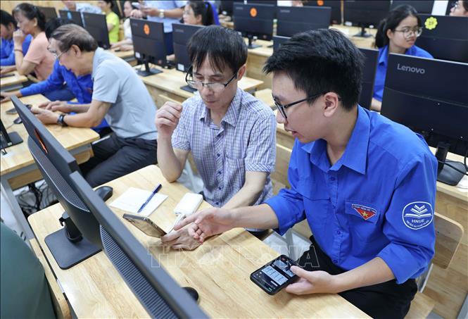 Mục tiêu của Đội Bình dân học vụ số là triển khai các hoạt động phổ cập kỹ năng số, hỗ trợ chuyển đổi số và nâng cao năng lực ứng dụng công nghệ cho sinh viên, học sinh và người dân. Ảnh: Thanh Tùng - TTXVN