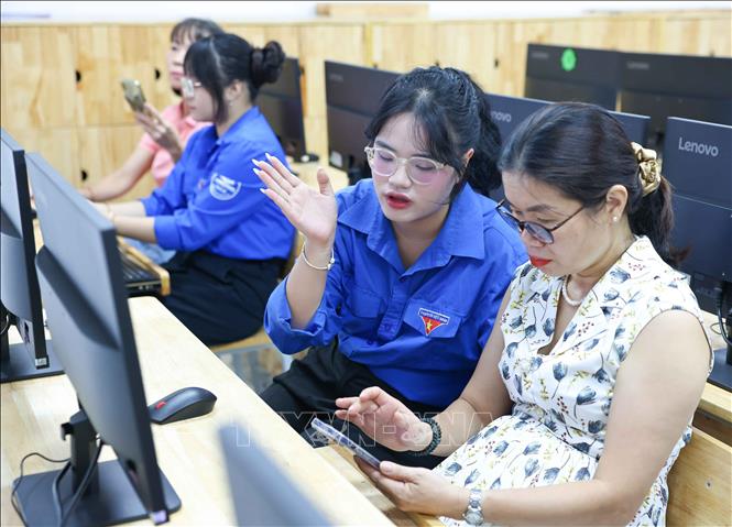Điểm đặc biệt trong hoạt động của Đội Bình dân học vụ số không chỉ nằm ở việc truyền đạt kiến thức công nghệ mà còn ở phương pháp tiếp cận lấy người học làm trung tâm. Ảnh: Thanh Tùng - TTXVN 