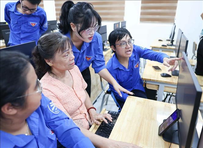 Đội Bình dân học vụ số phối hợp với các địa phương triển khai các chương trình tuyên truyền, tập huấn kỹ năng số cho người dân. Ảnh: Thanh Tùng - TTXVN 