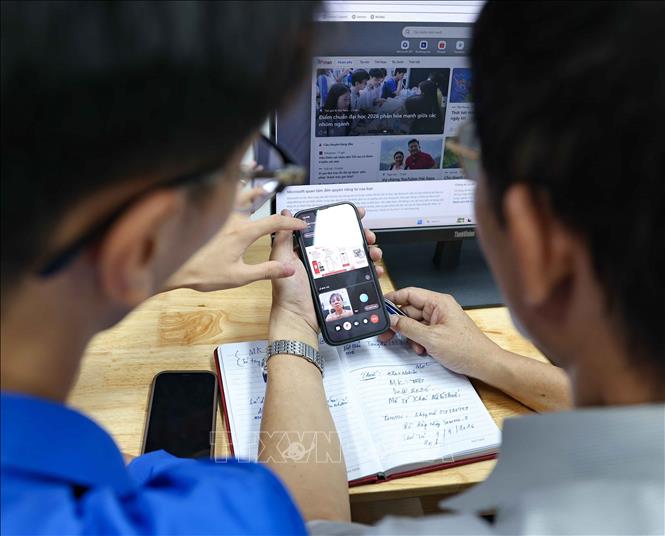 Thông qua các chuyên đề tập huấn cho người dân về kỹ năng số đã góp phần nâng cao nhận thức cộng đồng về an toàn thông tin và thúc đẩy quá trình chuyển đổi số tại cơ sở. Ảnh: Thanh Tùng - TTXVN 