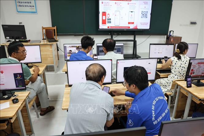 Thông qua các lớp học, chương trình tập huấn, hoạt động trải nghiệm và các sản phẩm truyền thông số, đội hướng tới việc giúp mọi người tiếp cận công nghệ một cách dễ dàng, hiệu quả và an toàn; từ đó hình thành thói quen học tập, làm việc và tương tác tích cực trên môi trường số. Ảnh: Thanh Tùng - TTXVN