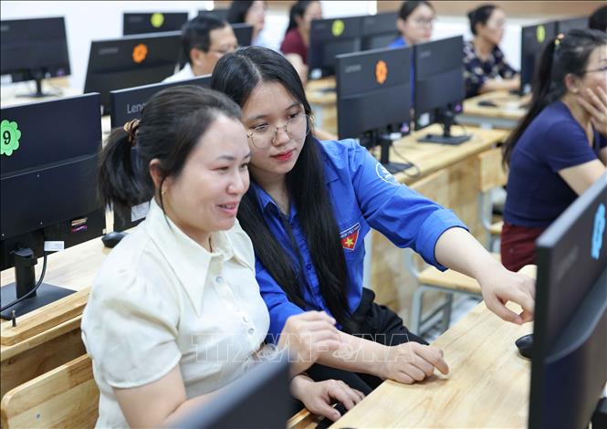 Trong thời đại công nghệ phát triển không ngừng, việc phổ cập kỹ năng số không chỉ là nhiệm vụ của các cơ quan chuyên môn mà còn cần sự chung tay của tuổi trẻ, đặc biệt là những sinh viên sư phạm - những người sẽ trực tiếp góp phần đào tạo nguồn nhân lực cho tương lai đất nước. Ảnh: Thanh Tùng - TTXVN 
