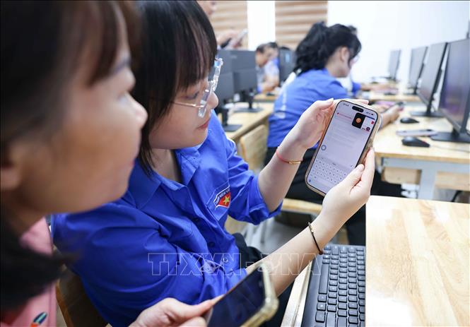 Trong thời gian tới, Đội Bình dân học vụ số sẽ tiếp tục mở rộng các chương trình đào tạo kỹ năng số, phát triển các khóa học trực tuyến, xây dựng kho học liệu mở và tăng cường phối hợp với các trường học, địa phương, tổ chức xã hội nhằm đưa tri thức công nghệ đến với nhiều đối tượng hơn. Ảnh: Thanh Tùng - TTXVN