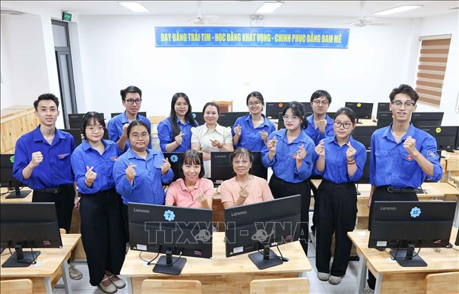 Thông qua các hoạt động của mình, Đội Bình dân học vụ số mong muốn góp phần lan tỏa tinh thần học tập suốt đời, thúc đẩy chuyển đổi số và xây dựng thế hệ công dân số chủ động, sáng tạo, có trách nhiệm. Ảnh: Thanh Tùng - TTXVN 