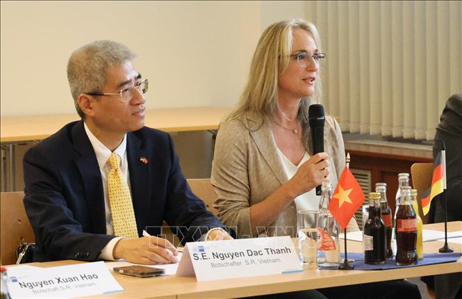Đại sứ Nguyễn Đắc Thành và Phó Chủ tịch IHK Leipzig, Angelika Bordt. Ảnh: Thu Hằng - PV TTXVN tại Đức