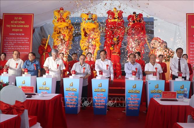 Các đại biểu bấm nút khởi công dự án. Ảnh: Tuấn Phi - TTXVN