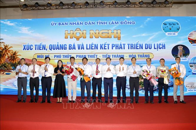 Lãnh đạo tỉnh tặng hoa cho Ban tổ chức hội nghị. Ảnh: Hồng Hiếu - TTXVN